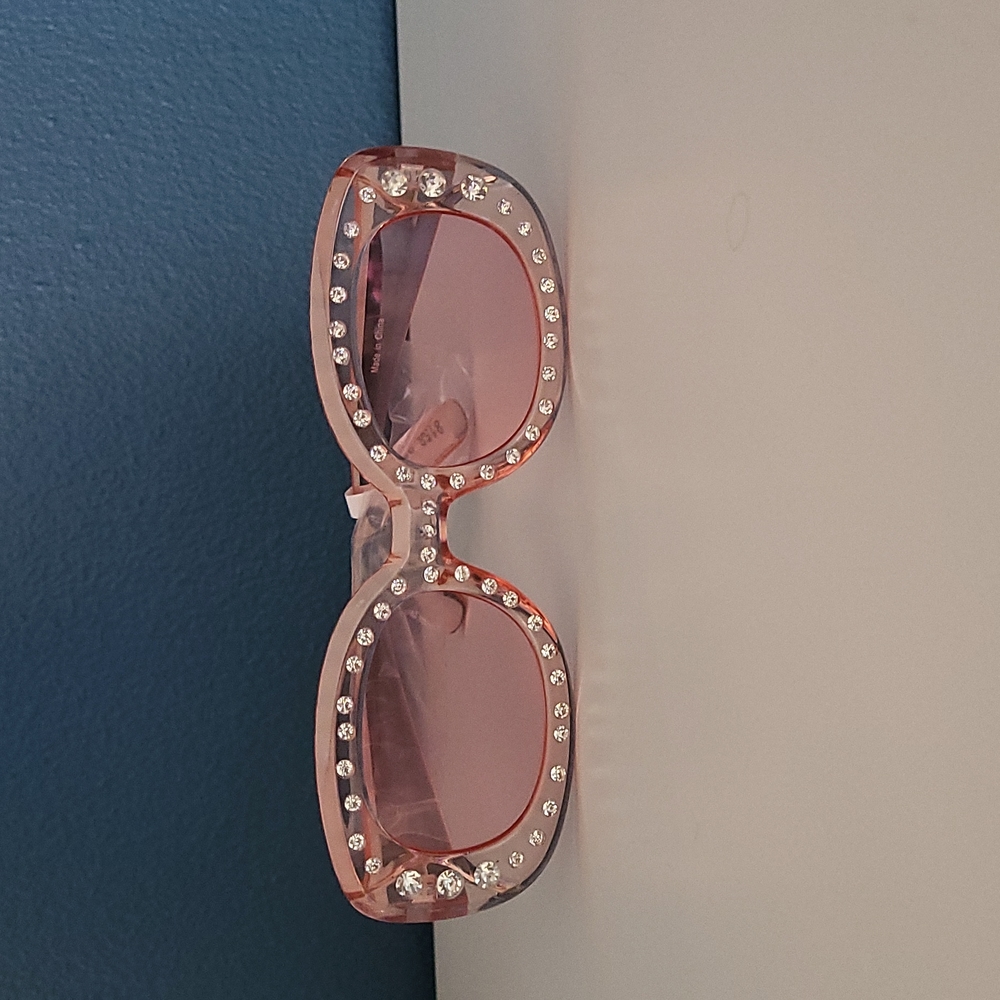 SALE 🤑Beautiful and fun embellish sunglasses